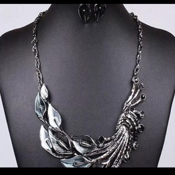 New Beautiful Statement Necklace & Earrings Set - Picture 3 of 8